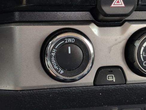 Used 2018 Toyota Tacoma SR5 AWD/4WD image 21