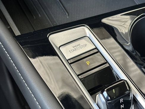 Used 2025 Volkswagen Atlas SE w/ Panoramic Sunroof Package FWD image 23