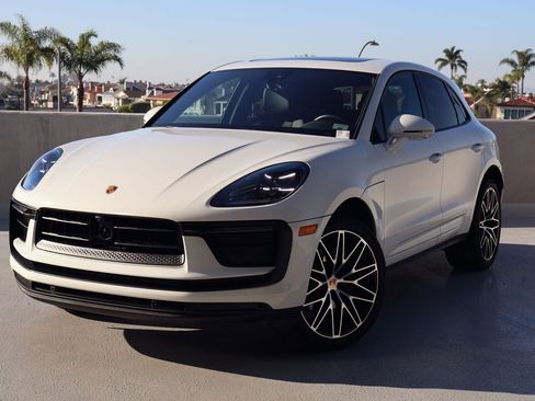 Certified 2025 Porsche Macan image 1