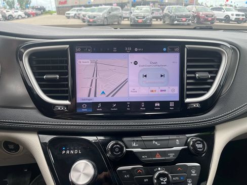Used 2024 Chrysler Pacifica Limited FWD image 39