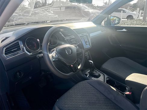 Used 2018 Volkswagen Tiguan S image 10