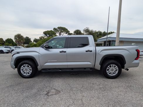 Used 2022 Toyota Tundra SR5 w/ SR5 Convenience Package AWD/4WD image 7