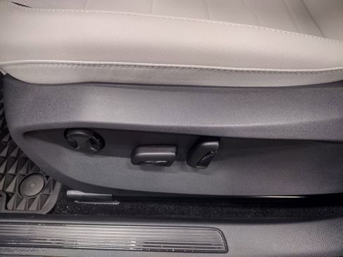 New 2025 Volkswagen Taos SE image 19