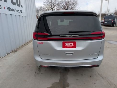Used 2024 Chrysler Pacifica Limited image 22
