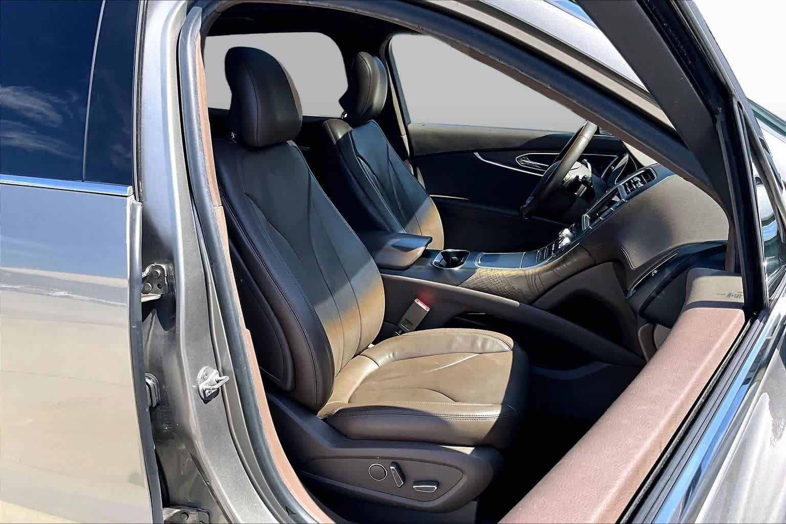 Used 2016 Lincoln MKX Reserve w/ Technology Package FWD image 9