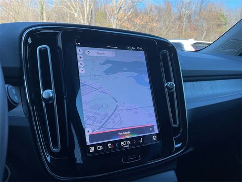 Certified 2023 Volvo XC40 B5 Ultimate w/ Protection Package Premier image 19