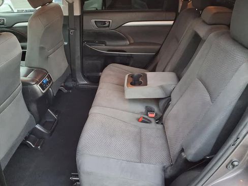 Used 2019 Toyota Highlander LE image 9