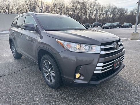 Used 2017 Toyota Highlander XLE image 3