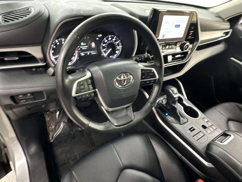Used 2025 Toyota Highlander XLE AWD/4WD image 13