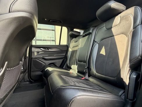 Used 2023 Jeep Grand Cherokee Altitude image 12