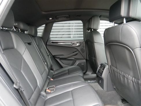 Used 2025 Porsche Macan image 25