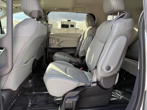 Used 2023 Toyota Sienna XLE image 19