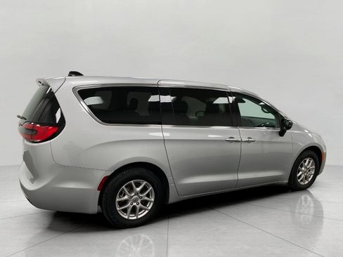 Used 2024 Chrysler Pacifica Touring-L image 3