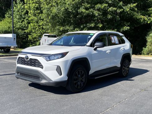 Used 2022 Toyota RAV4 LE FWD image 5