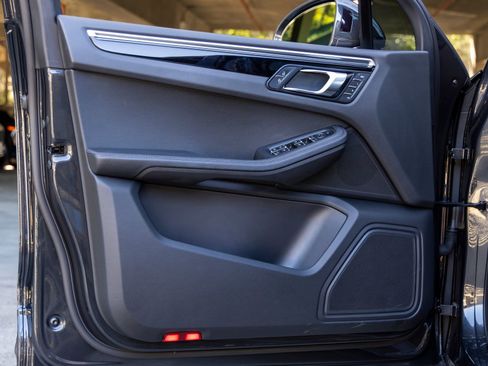 Certified 2024 Porsche Macan image 23