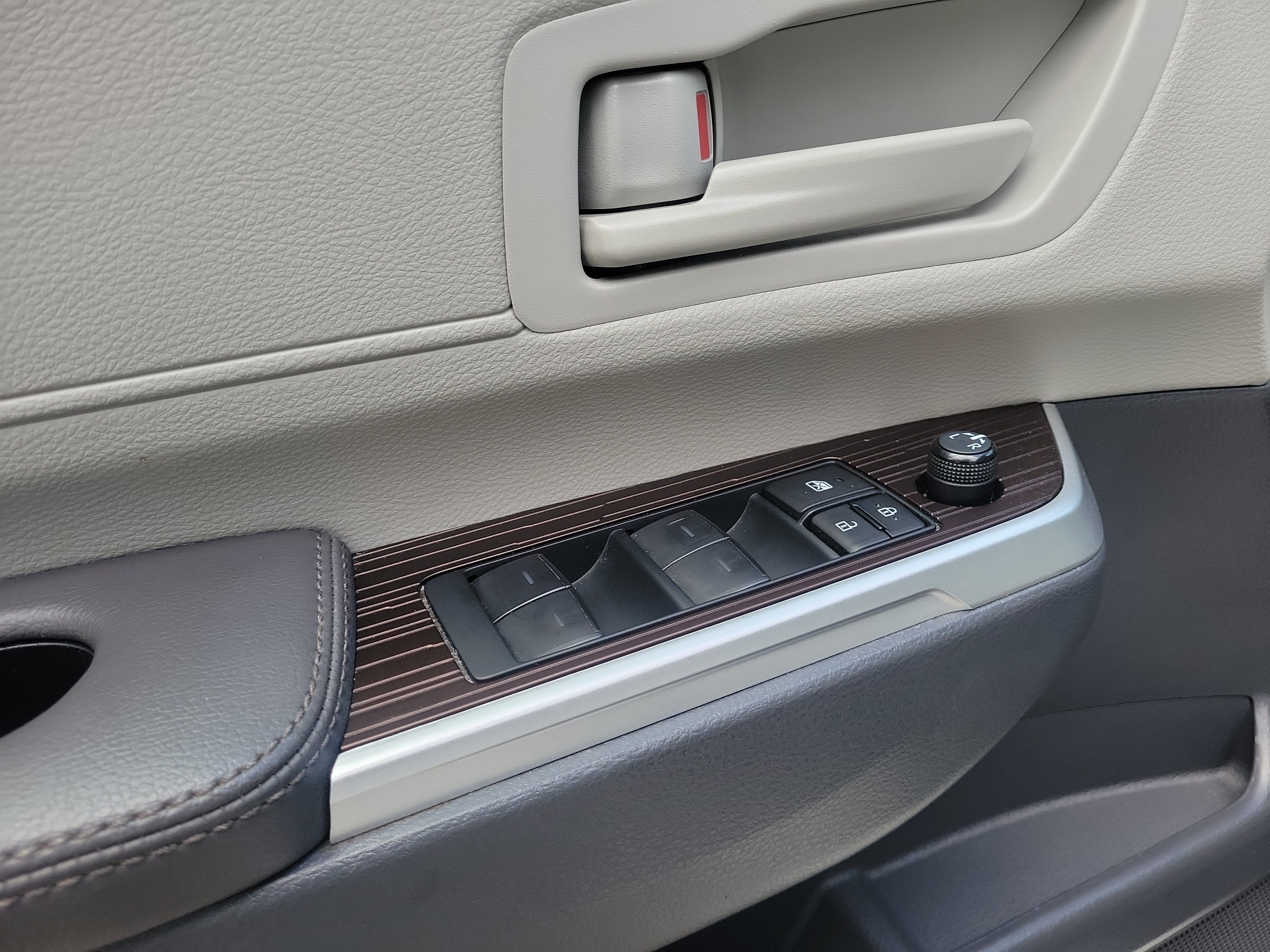 Used 2024 Toyota Sienna LE FWD image 15