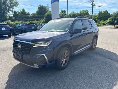 Used 2024 Honda Pilot Touring image 1