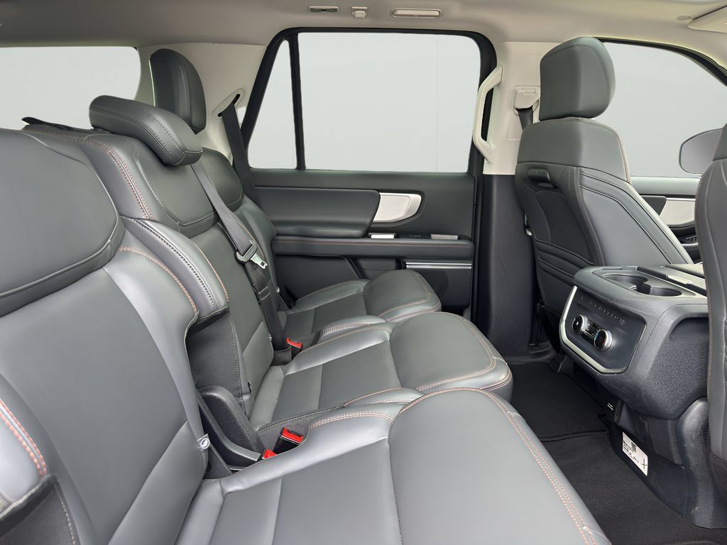 Used 2025 Ford Expedition Active AWD/4WD image 4