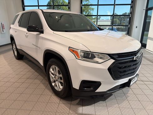 Used 2021 Chevrolet Traverse LS w/ LPO, Black Accent Package FWD image 7