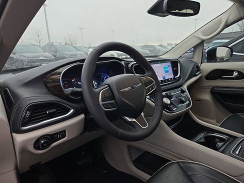 Used 2022 Chrysler Pacifica Limited image 2