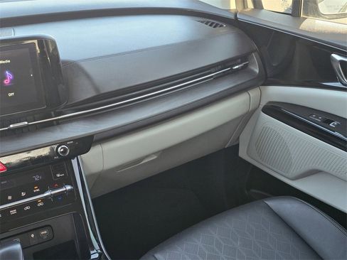 Used 2023 Kia Carnival EX image 18