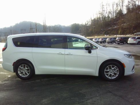 Used 2024 Chrysler Pacifica Touring-L FWD image 5