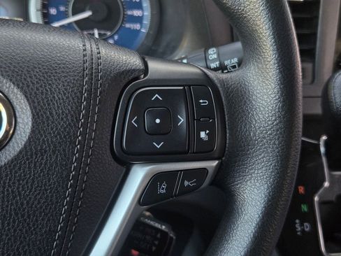 Used 2019 Toyota Sienna LE w/ Carpet Mat Package image 21