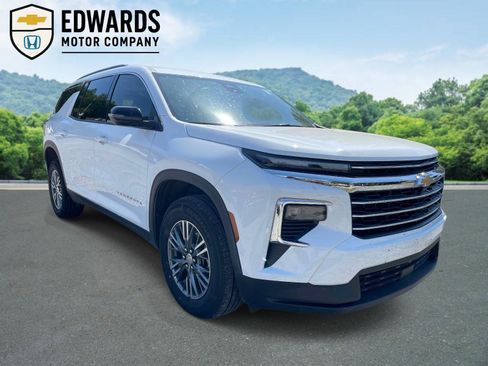 Used 2025 Chevrolet Traverse LT w/ LPO, Floor Liner Package image 1