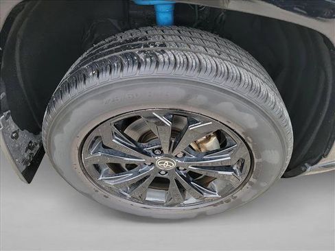 Used 2022 Toyota RAV4 SE image 9