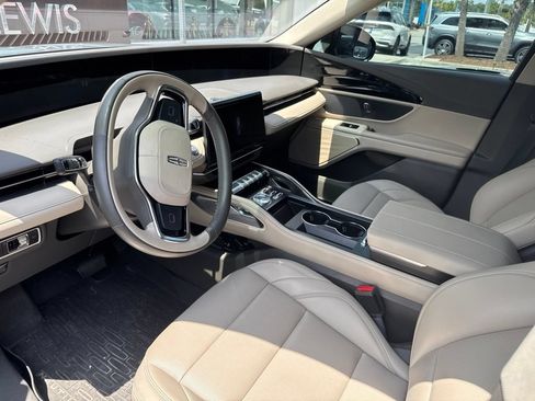 Used 2025 Lincoln Nautilus Premier AWD/4WD image 8