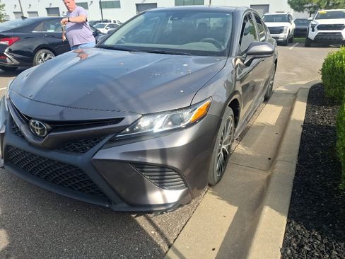 Used 2020 Toyota Camry SE FWD image 1