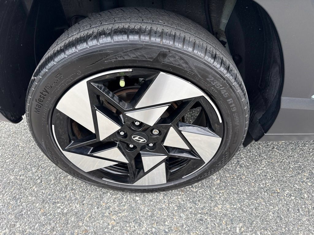 Used 2024 Hyundai Kona Limited AWD/4WD image 11