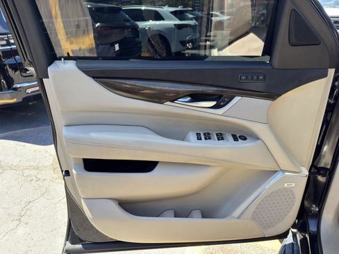 Used 2019 Cadillac Escalade ESV Luxury AWD/4WD image 18