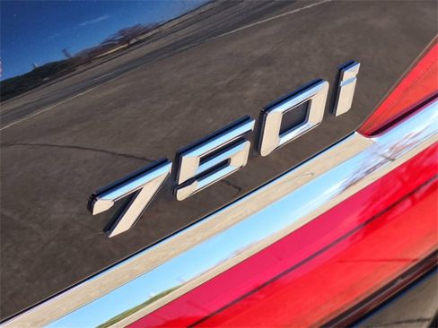 Used 2019 BMW 750i xDrive w/ Executive Package image 12