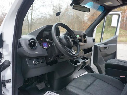 Used 2019 Freightliner Sprinter 170 RWD image 14