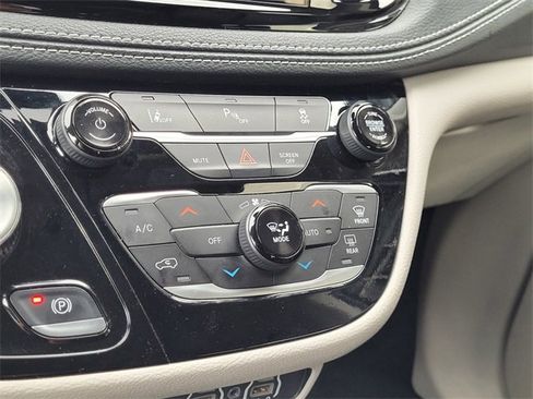 Certified 2024 Chrysler Pacifica Select image 11