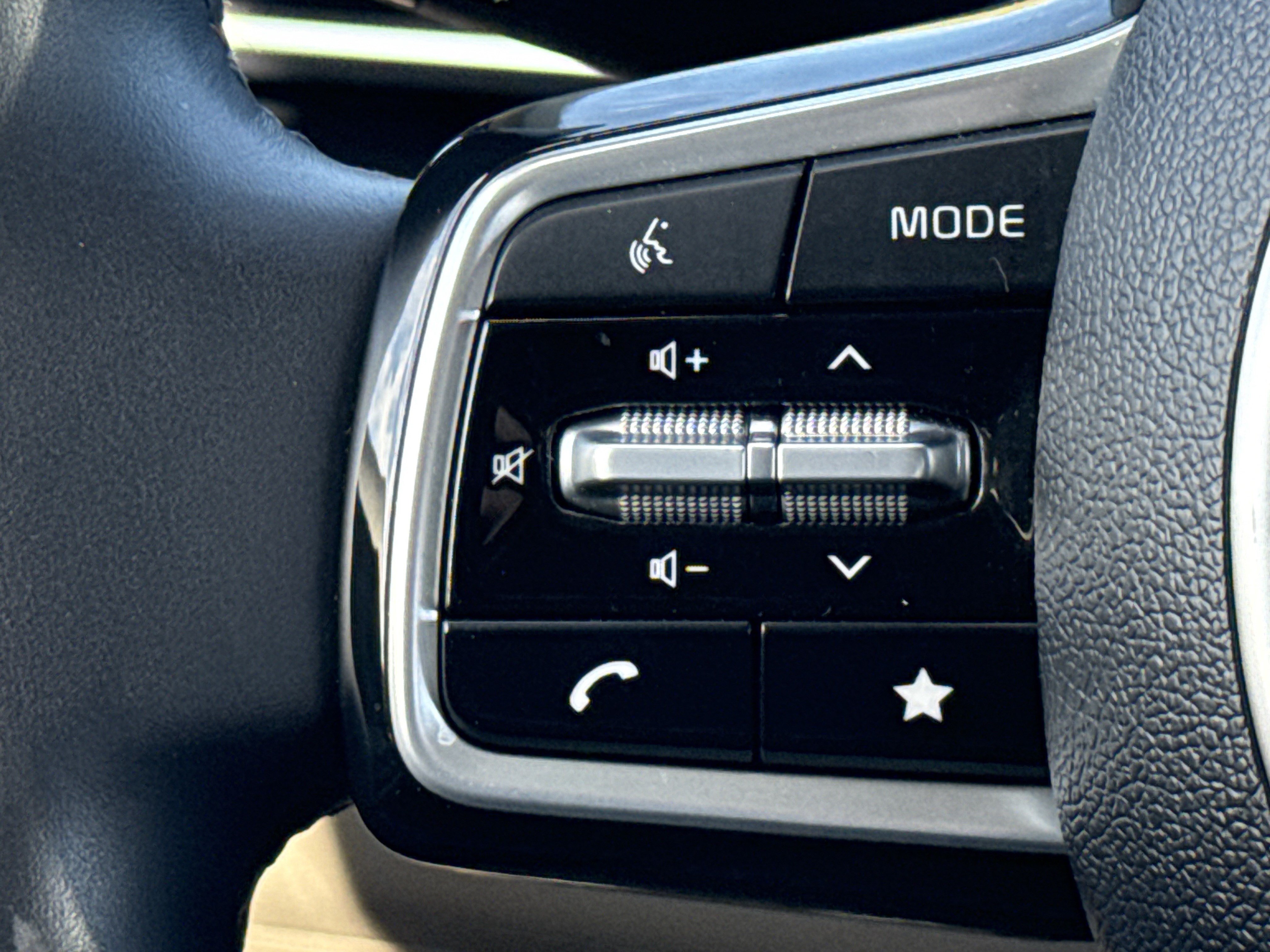 Used 2026 Kia Carnival FWD image 19