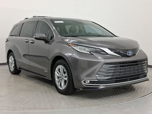 Used 2021 Toyota Sienna Limited image 7