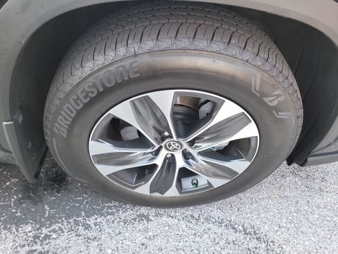 Used 2024 Toyota Highlander XLE image 9