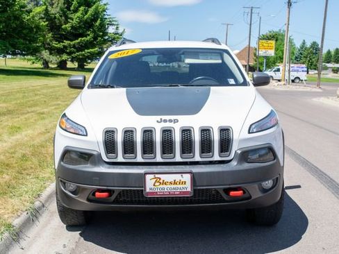 Used 2017 Jeep Cherokee Trailhawk image 2