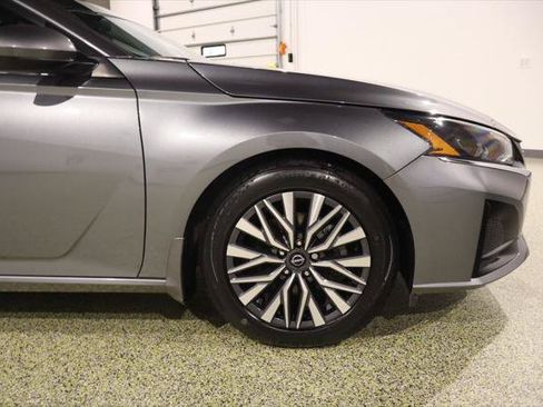 Used 2023 Nissan Altima 2.5 SV w/ SV Premium Package FWD image 12
