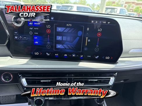 Used 2024 Chevrolet Traverse LT FWD image 23