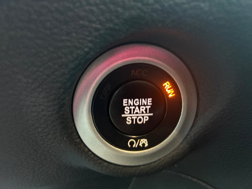 Used 2022 Chrysler Pacifica Limited w/ Uconnect Theater Family Group FWD image 18