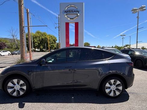 Used 2024 Tesla Model Y Long Range AWD/4WD image 1