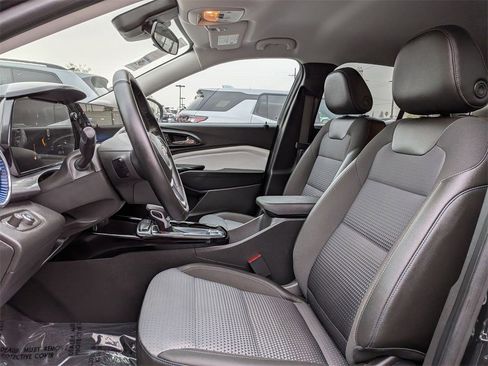 Used 2025 Chevrolet Trax LT w/ LT Convenience Package image 25