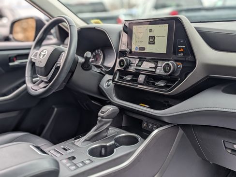 Used 2023 Toyota Highlander XLE image 50