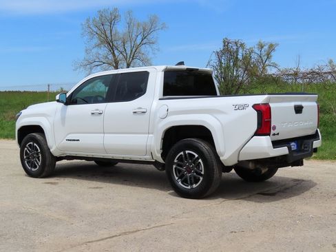 Used 2025 Toyota Tacoma TRD Sport AWD/4WD image 28