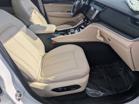 New 2026 Jeep Grand Cherokee Limited w/ Luxury Tech Group II RWD image 37