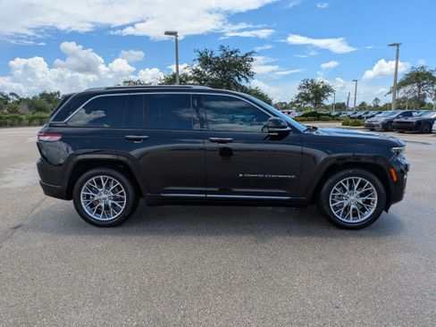 Used 2022 Jeep Grand Cherokee Summit w/ Advanced Protech Group IV AWD/4WD image 3