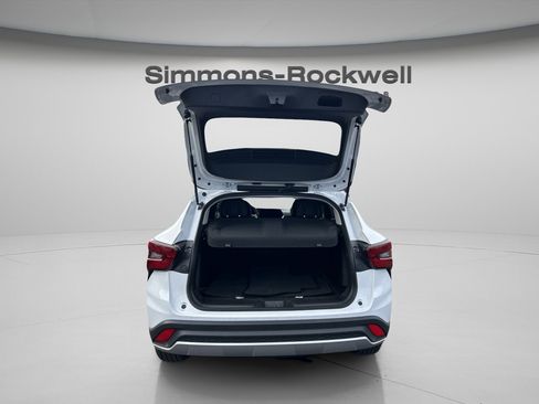 Used 2025 Chevrolet Trax LT w/ LT Convenience Package image 8